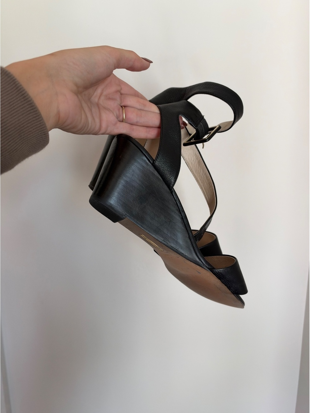 Louise et Cie Black Leather Wedge Sandals Women’s Size 9.5M / 41 Ankle Strap - Picture 2 of 4